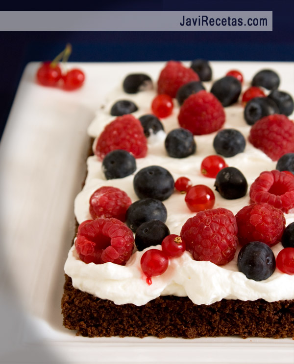Bizcocho de Chocolate con Nata y Frutos del Bosque