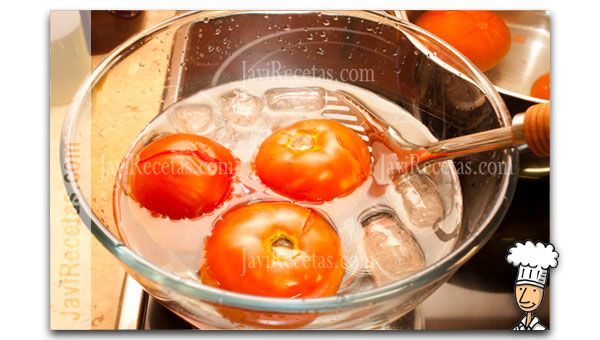 Enfriar tomates en agua helada