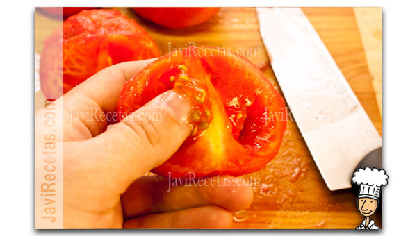 Quitar las semillas al tomate pelado