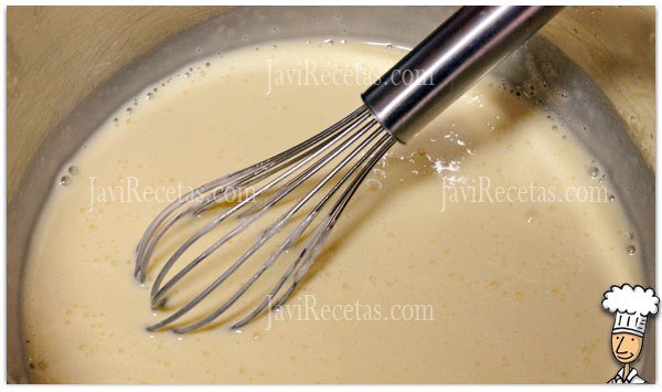 Mezclar Yema con Azúcar y luego con Leche Fría