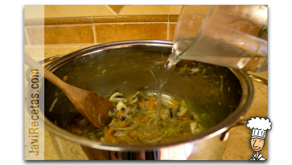 Añadir agua a las verduras del Caldo