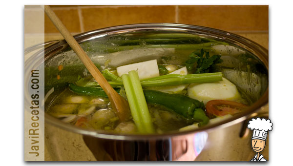 Añadir resto de verduras al caldo