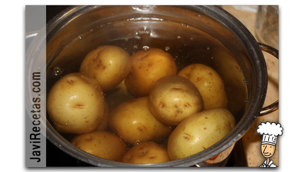 Cociendo las patatas de nuestro Puré de Patatas