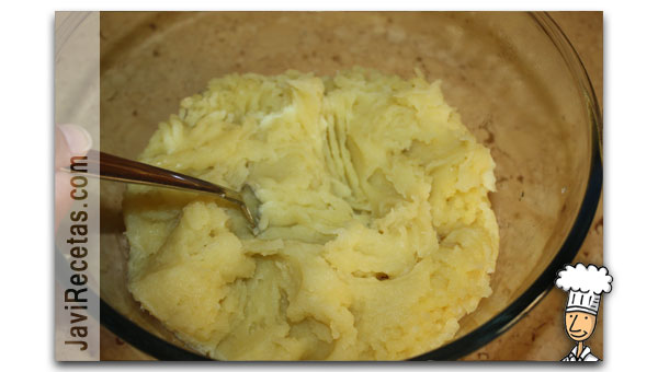 Mezclando los demás ingredientes del puré de patatas