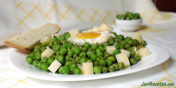 Huevos con guisantes y queso