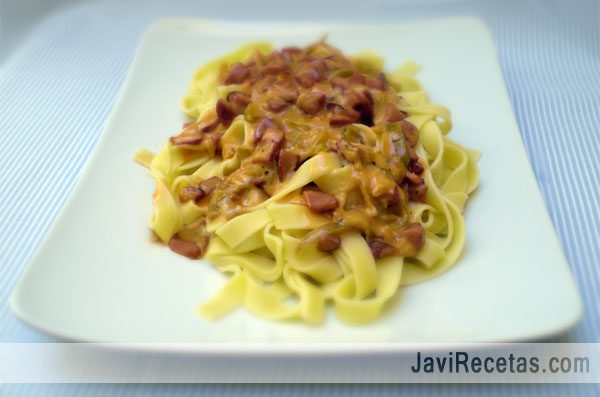 Fetuccini con crema, pimientos y salchichas