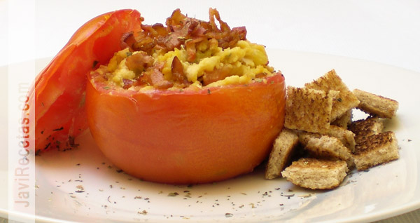 Tomates Rellenos con Revuelto de Queso y Beicon