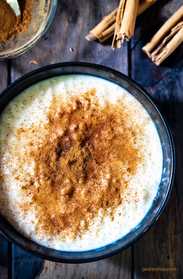 Tazón lleno de arroz con leche con canela en polvo