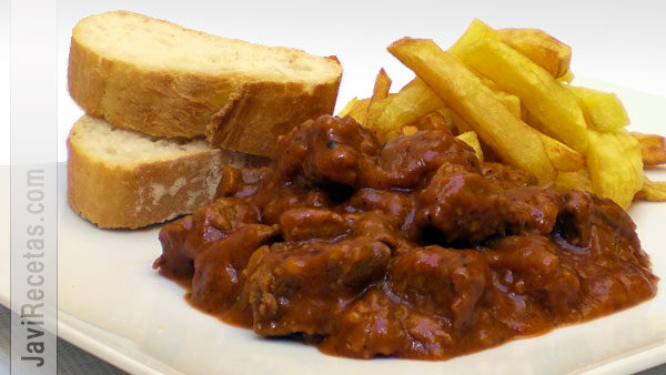 Plato con Carne al Toro, pan y patatas fritas