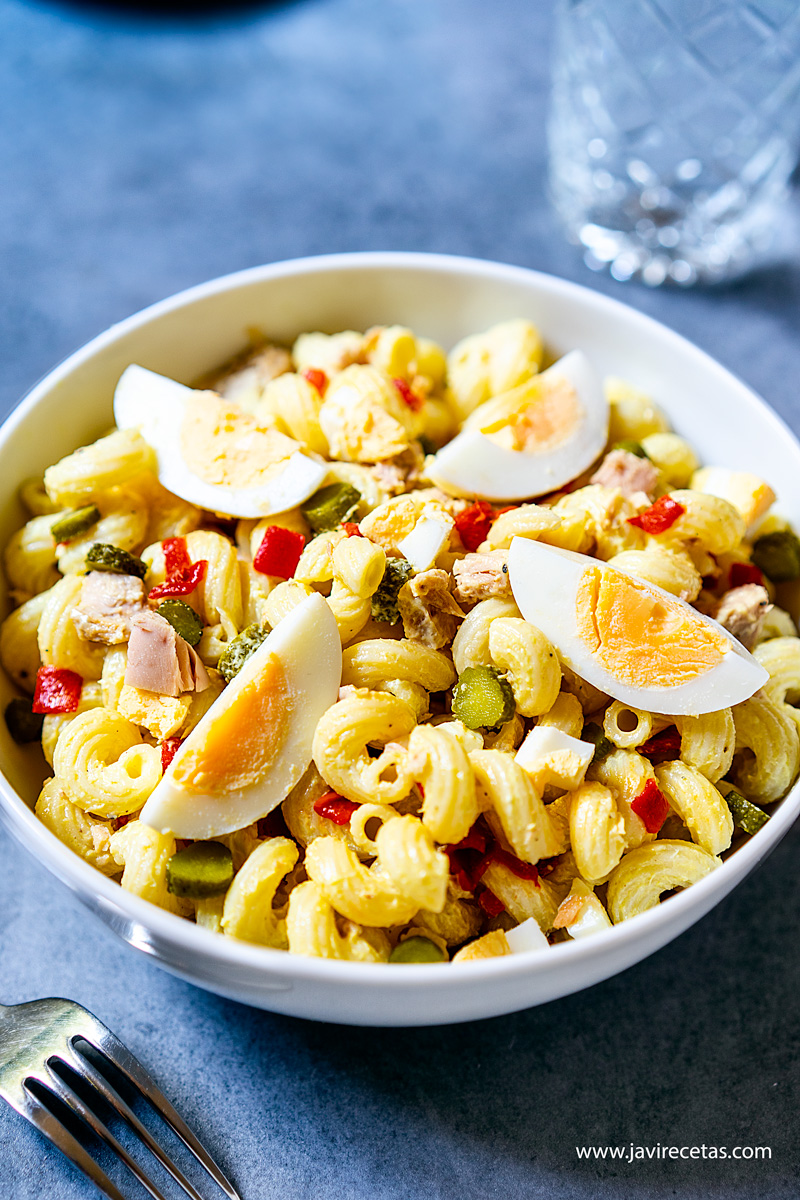 Ensalada de pasta fría con salmón