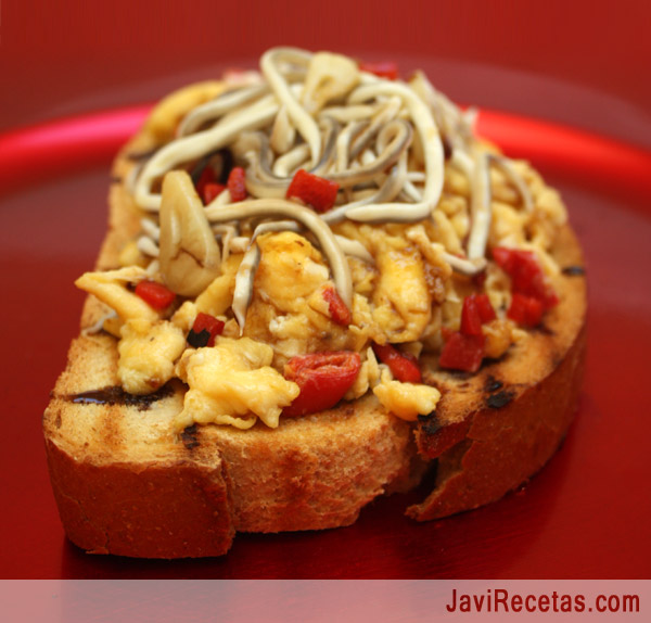 Tosta de La Gula del Norte al Ajillo, Revuelto de Piquillo y Reducción de Módena