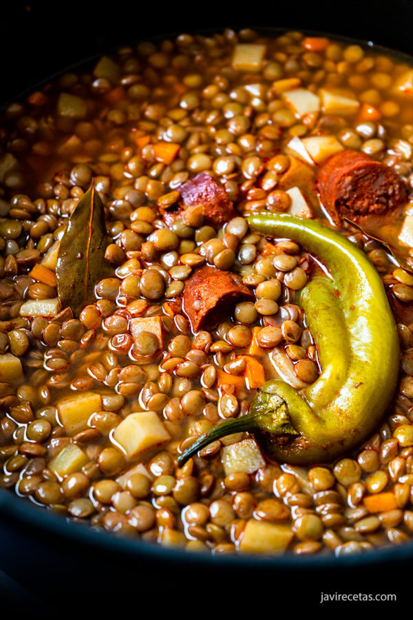 Olla con lentejas, chorizo, pimiento, patatas y zanahorias