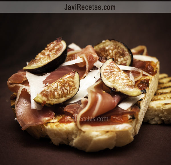 Tosta de Jamón, Higos, Queso y Mermelada de Tomate