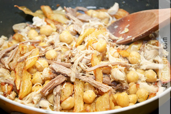 Puchero, el cocido andaluz tradicional con pringá: la receta casera de la  abuela