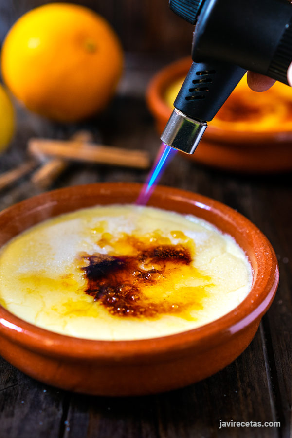 Quemando el Azúcar de una Crema Catalana con un soplete