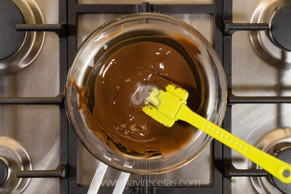 Derretir el Chocolate para las Galletas