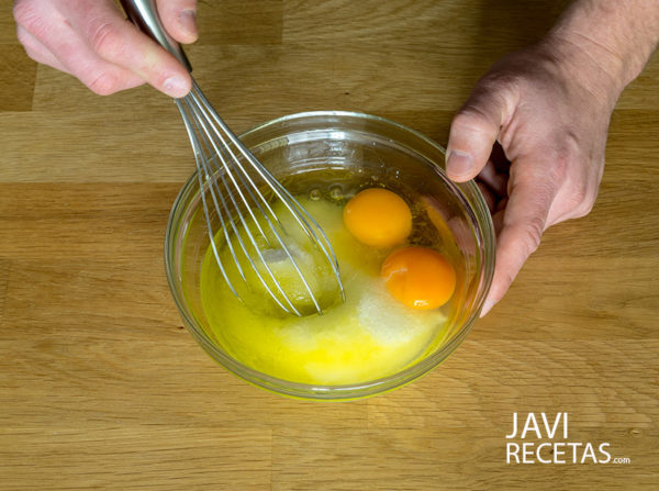 Cuenco de cristal donde se bate el azúcar, los huevos y el aceite de oliva
