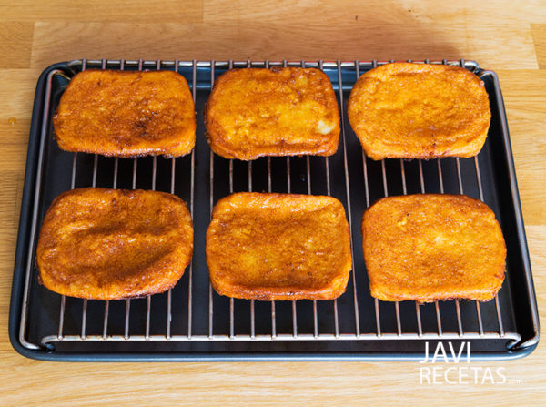 Bandeja con Torrijas Caseras de Vino y Leche